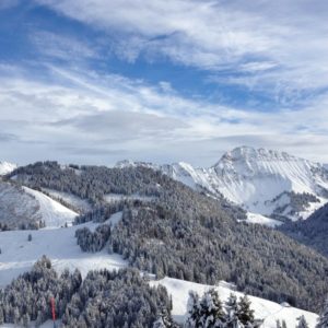 Panorama sur les sommets enneigés des Préalpes fribourgeoises